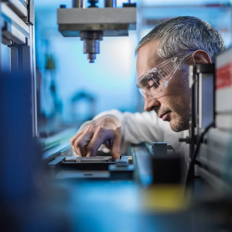 Tecnico di laboratorio che effettua il controllo qualità